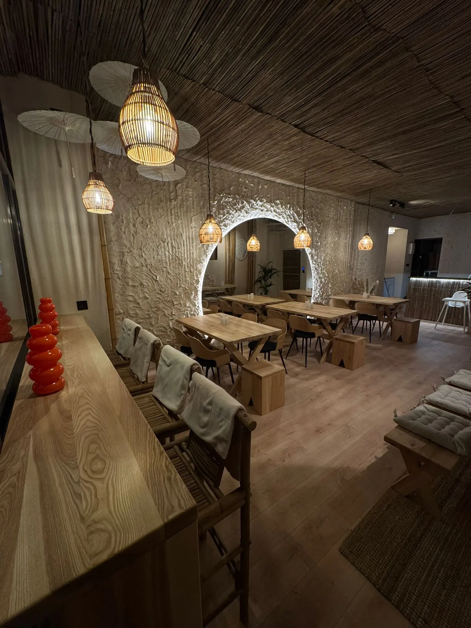 Detale wnętrza Dim Sum – bambusowe akcenty i ciepłe oświetlenie.